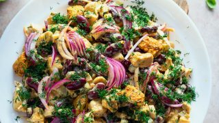 Sałatka z kurczakiem curry, marynowanymi pieczarkami i fasolką