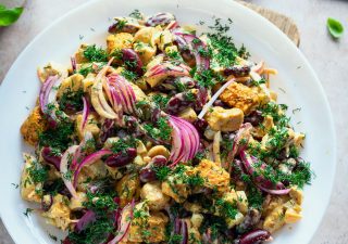 Sałatka z kurczakiem curry, marynowanymi pieczarkami i fasolką