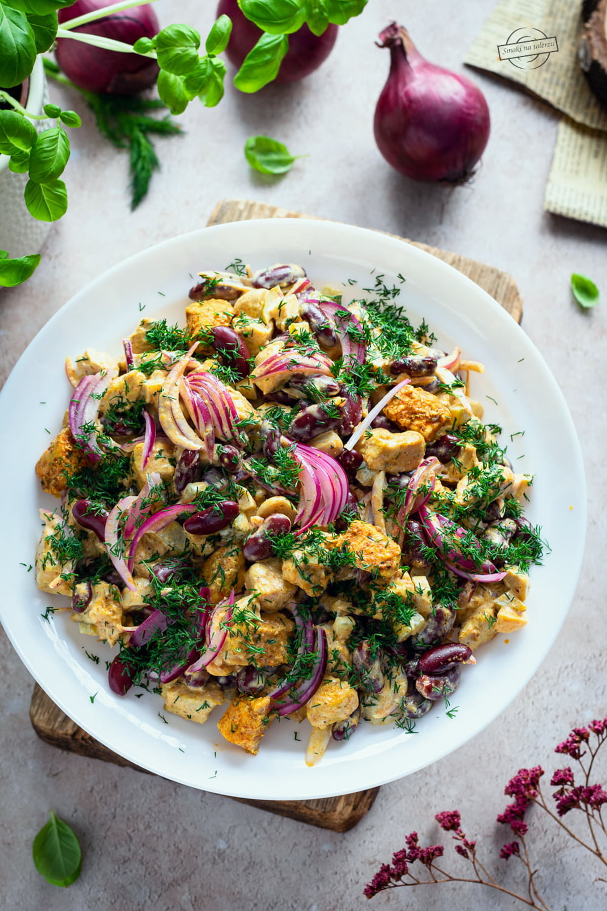 Sałatka z kurczakiem curry, marynowanymi pieczarkami i fasolką