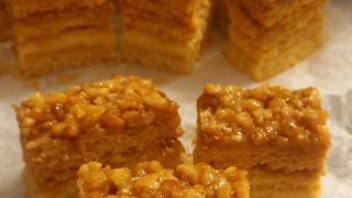 Ciasto Snikers – przepis na miodownik z kremem i orzechami