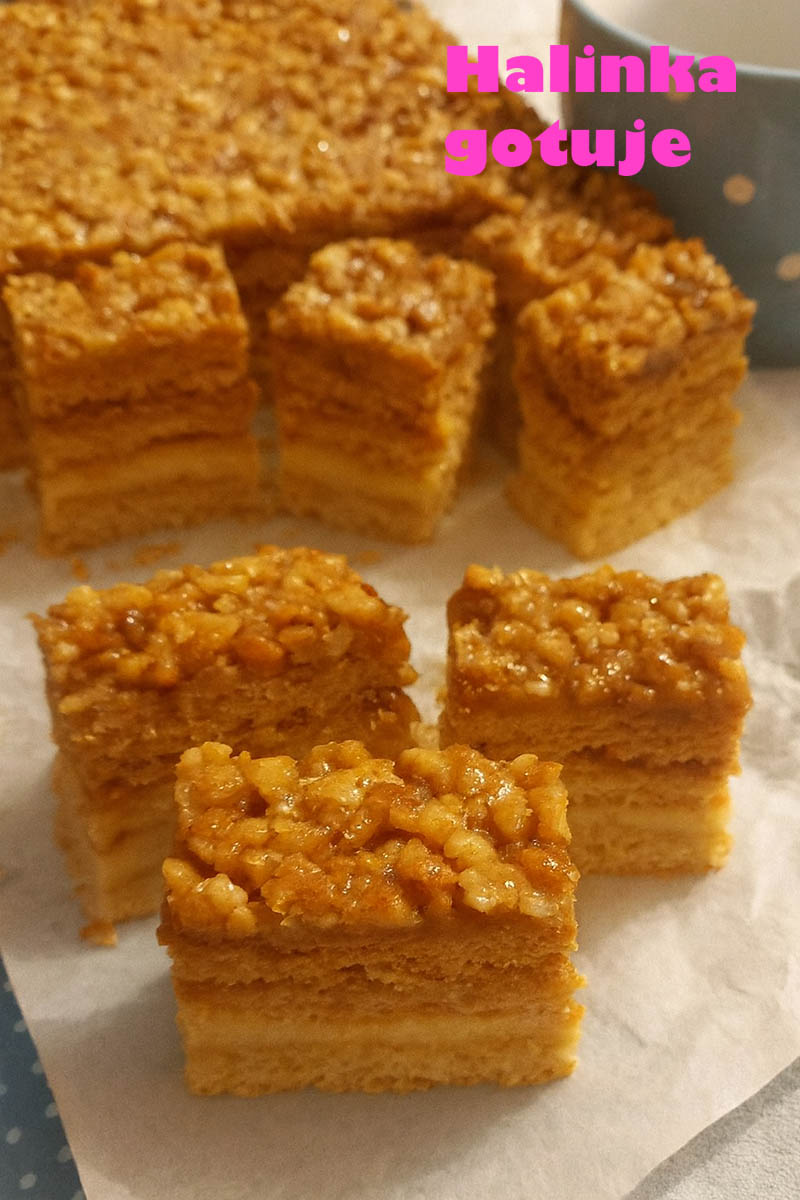 Ciasto Snikers – przepis na miodownik z kremem i orzechami