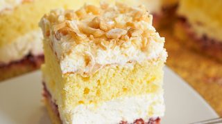 Śmietanowiec z dżemem wiśniowym