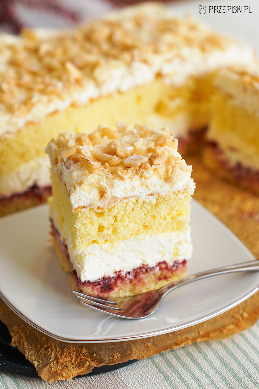 Śmietanowiec z dżemem wiśniowym