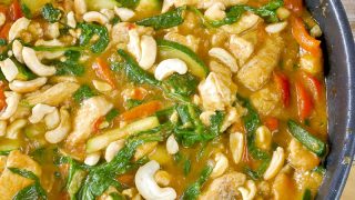 Curry z kurczakiem i szpinakiem – szybkie, aromatyczne i idealne na obiad