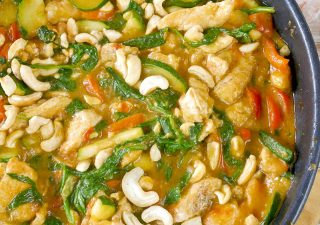 Curry z kurczakiem i szpinakiem – szybkie, aromatyczne i idealne na obiad