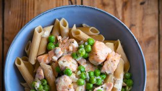 Makaron z łososiem i zielonym groszkiem