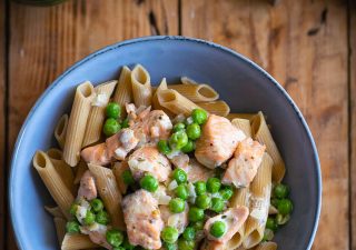 Makaron z łososiem i zielonym groszkiem