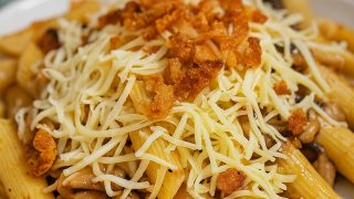 Makaron z szynką i prażoną cebulką – szybki i bardzo smaczny obiad