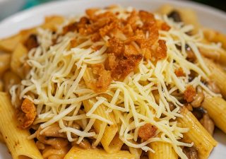 Makaron z szynką i prażoną cebulką – szybki i bardzo smaczny obiad