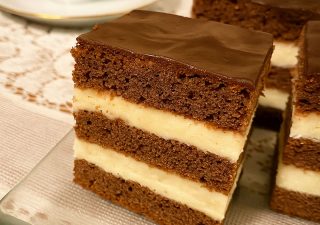 Piernik z kremem budyniowym – idealny do kawy i na świąteczny stół