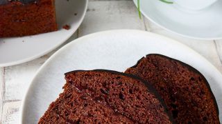 Piernik przekładany powidłem śliwkowym