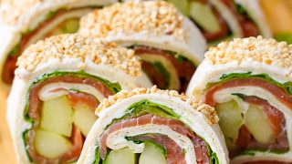 Roladki z tortilli z łososiem i sezamem