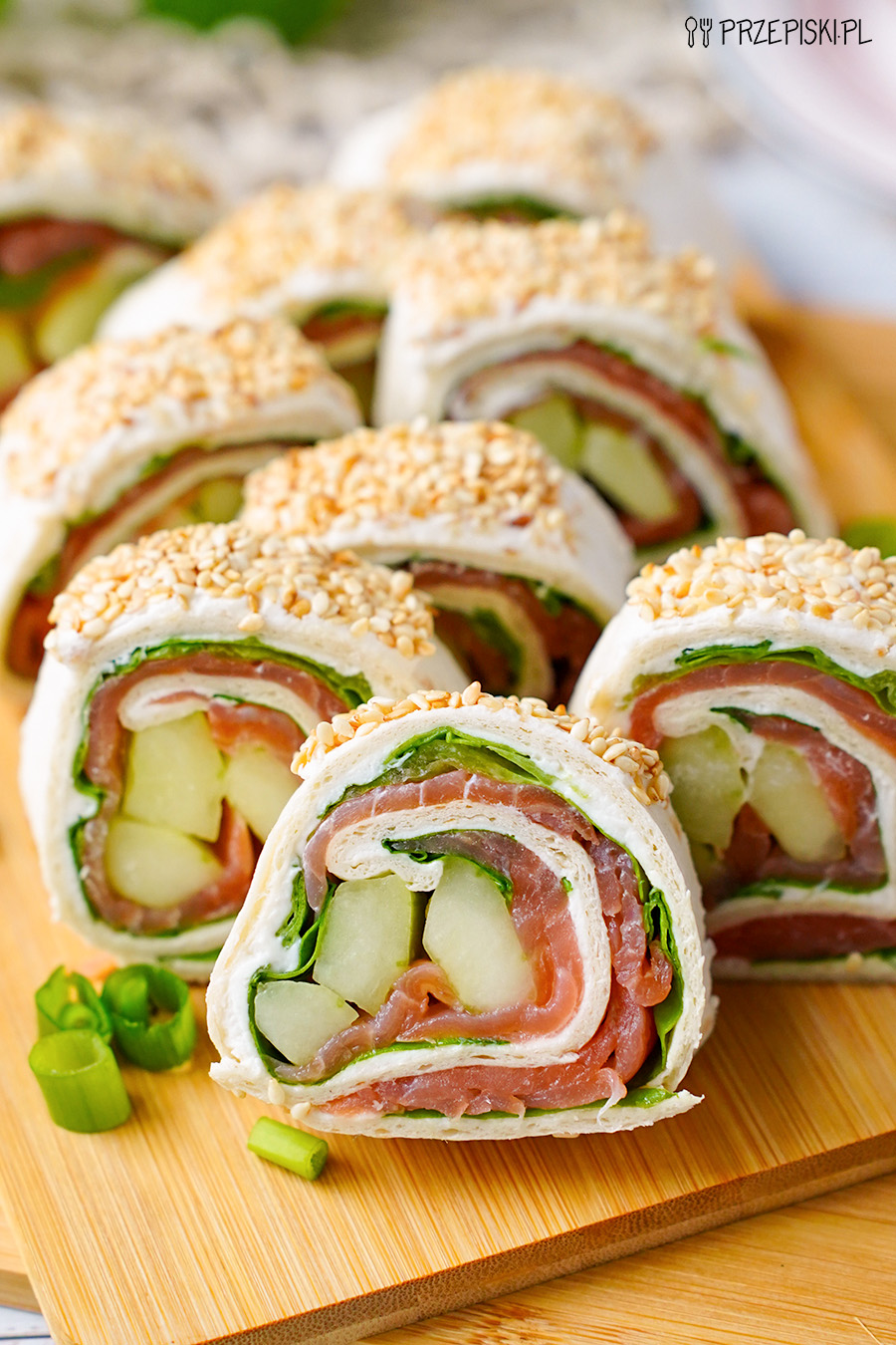 Roladki z tortilli z łososiem i sezamem