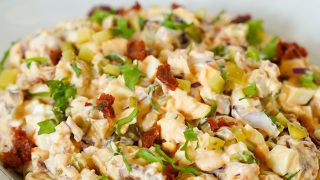 Sałatka z suszonymi pomidorami, jajkiem i czerwoną cebulą