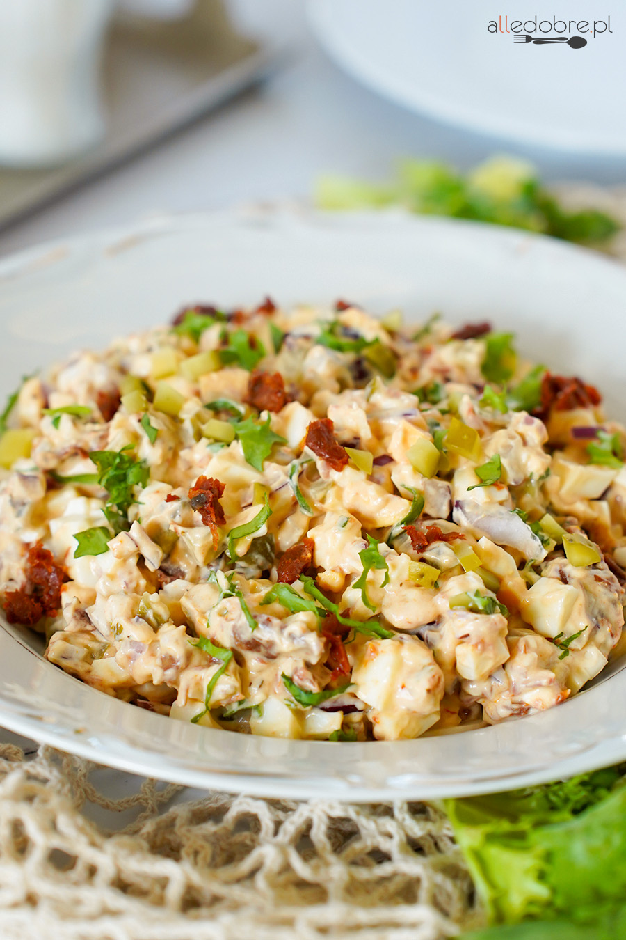 Sałatka z suszonymi pomidorami, jajkiem i czerwoną cebulą