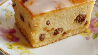 Sernik z rodzynkami – prosty i domowy przepis