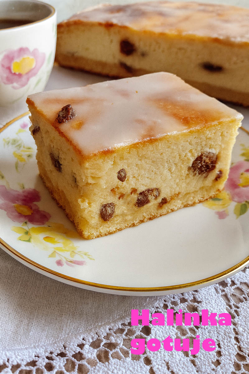 Sernik z rodzynkami – prosty i domowy przepis