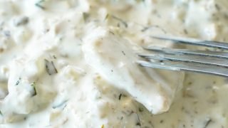 Śledzie w sosie śmiatanowo-koperkowym