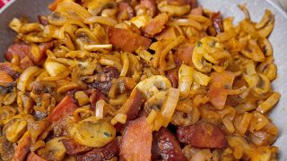 Swojska patelnia z kiełbasą i pieczarkami – prosty przepis na szybki i pyszny obiad