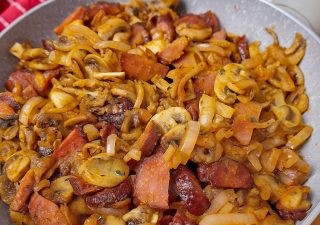 Swojska patelnia z kiełbasą i pieczarkami – prosty przepis na szybki i pyszny obiad