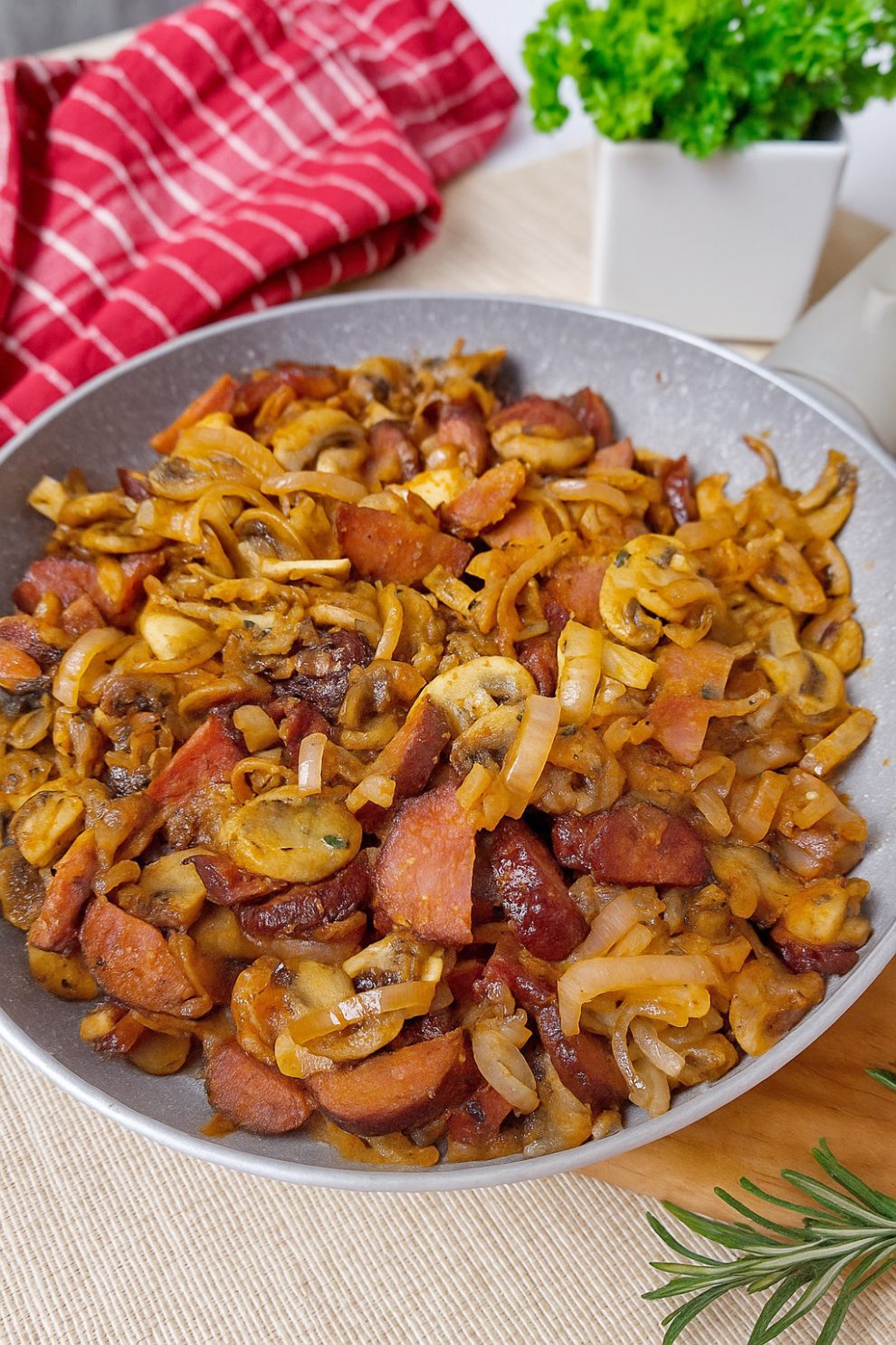 Swojska patelnia z kiełbasą i pieczarkami – prosty przepis na szybki i pyszny obiad