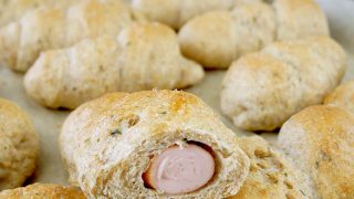 Bułki z parówką – miękkie, domowe i idealne na szybką przekąskę