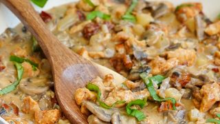 Kurczak w sosie z pieczarkami i gruszką