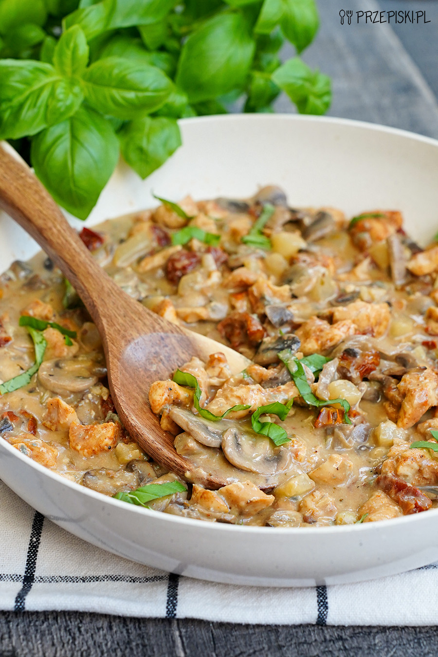 Kurczak w sosie z pieczarkami i gruszką