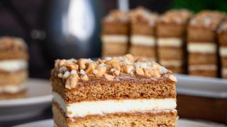 Miodownik z kajmakiem i mlekiem w proszku