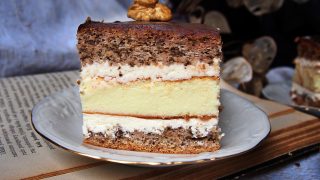 Sernik orzechowy z kremem