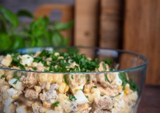 Sałatka z kurczakiem i marynowanymi pieczarkami