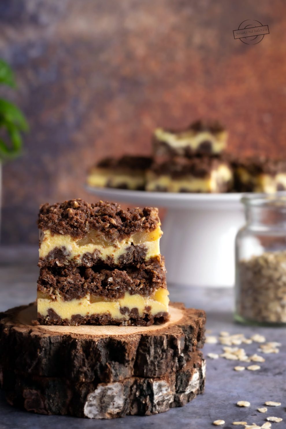 Sernik z jabłkami i kruszonką