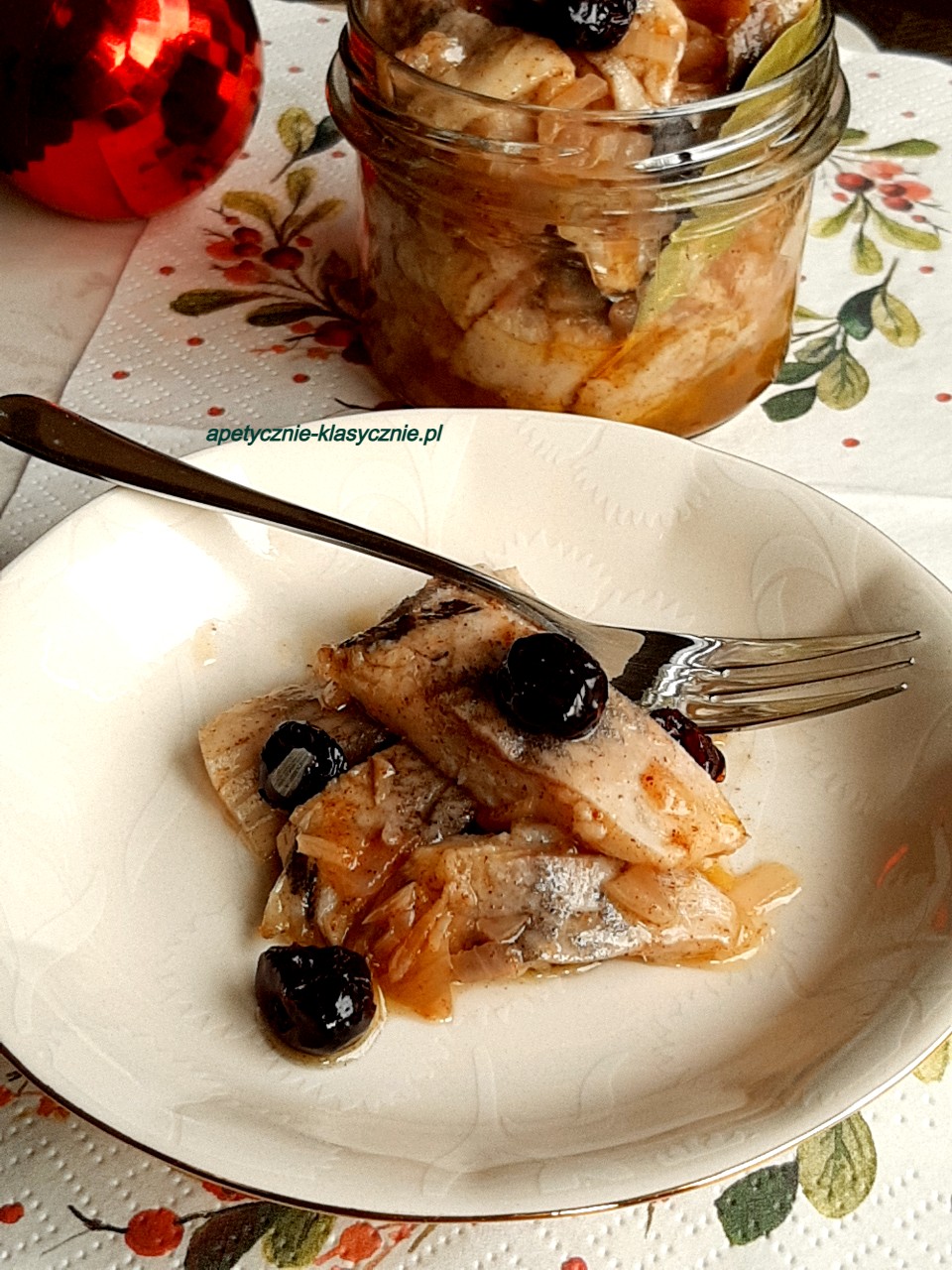 ŚLEDZIE KORZENNE Z ŻURAWINĄ