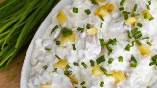 Sałatka śledziowa z groszkiem konserwowym