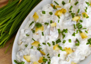 Sałatka śledziowa z groszkiem konserwowym