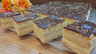 Sernik gotowany na kruchych plackach