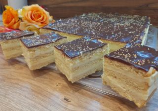 Sernik gotowany na kruchych plackach