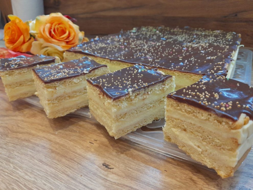 Sernik gotowany na kruchych plackach