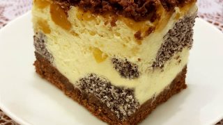 Sernnik łaciaty z brzoskwiniami i makiem – wysoki, wilgotny i wyjątkowo domowy