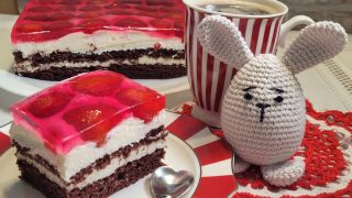 Ciasto z galaretka i truskawkami