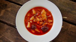 Świąteczna zupa fasolowa z wędzoną śliwką