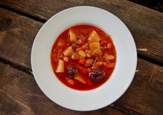 Świąteczna zupa fasolowa z wędzoną śliwką