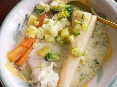 Zupa kalafiorowa z brokułem na skrzydełkach drobiowych