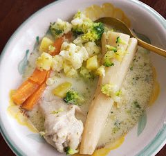 Zupa kalafiorowa z brokułem na skrzydełkach drobiowych