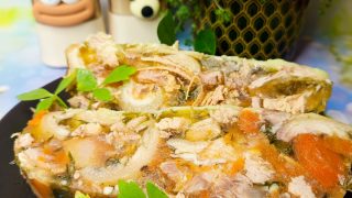 Galareta wieprzowa z nóg wieprzowych i żeberek pieczeniowych