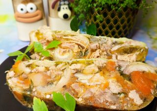 Galareta wieprzowa z nóg wieprzowych i żeberek pieczeniowych