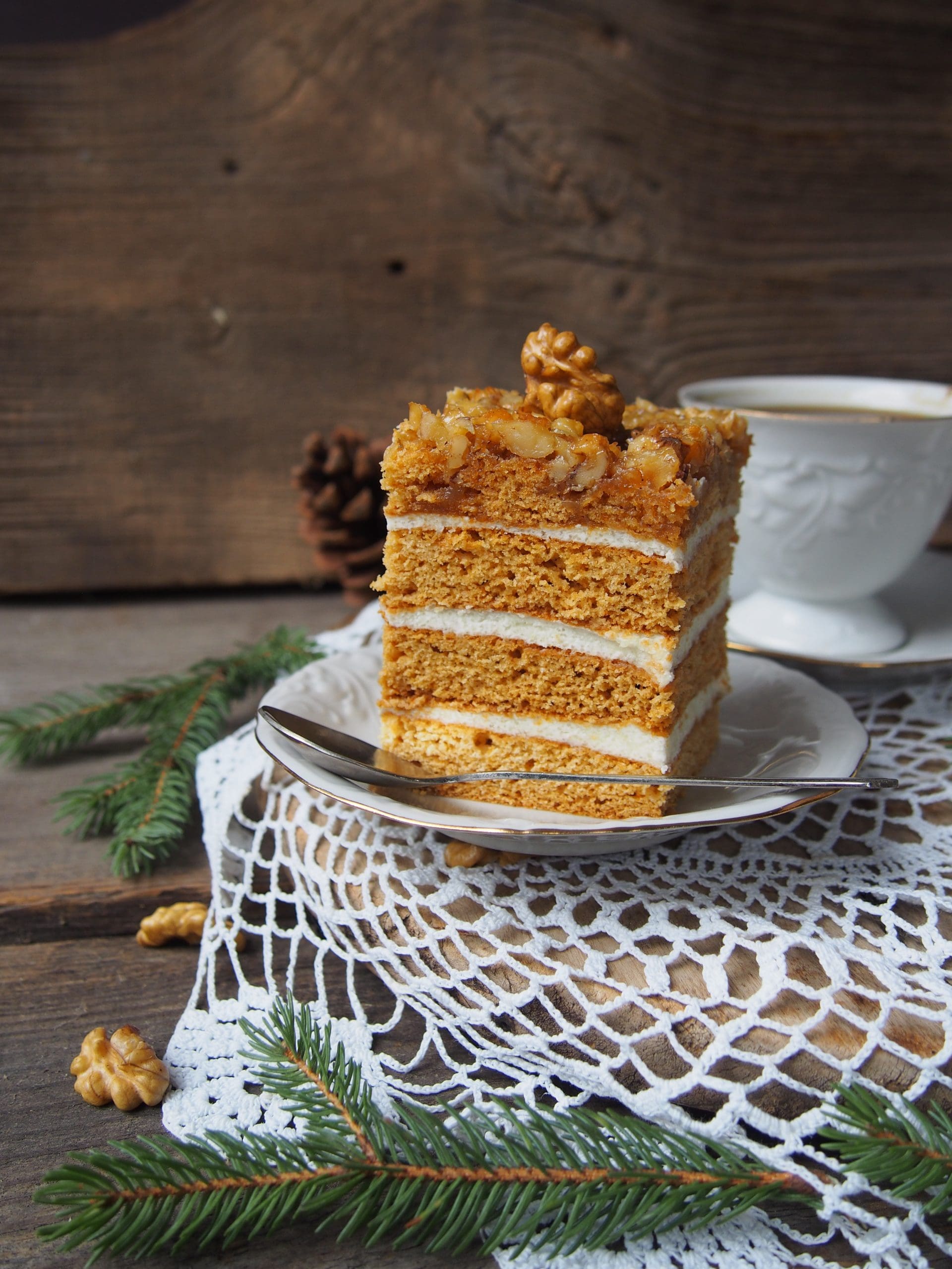 Miodownik bez jajek – miękki, puszysty i warstwowy z kremem grysikowym i orzechami