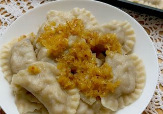 Pierogi z kapustą i grzybami – domowe, miękkie i pełne aromatu