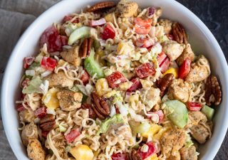 Sałatka z zupki chińskiej z mango i kurczakiem