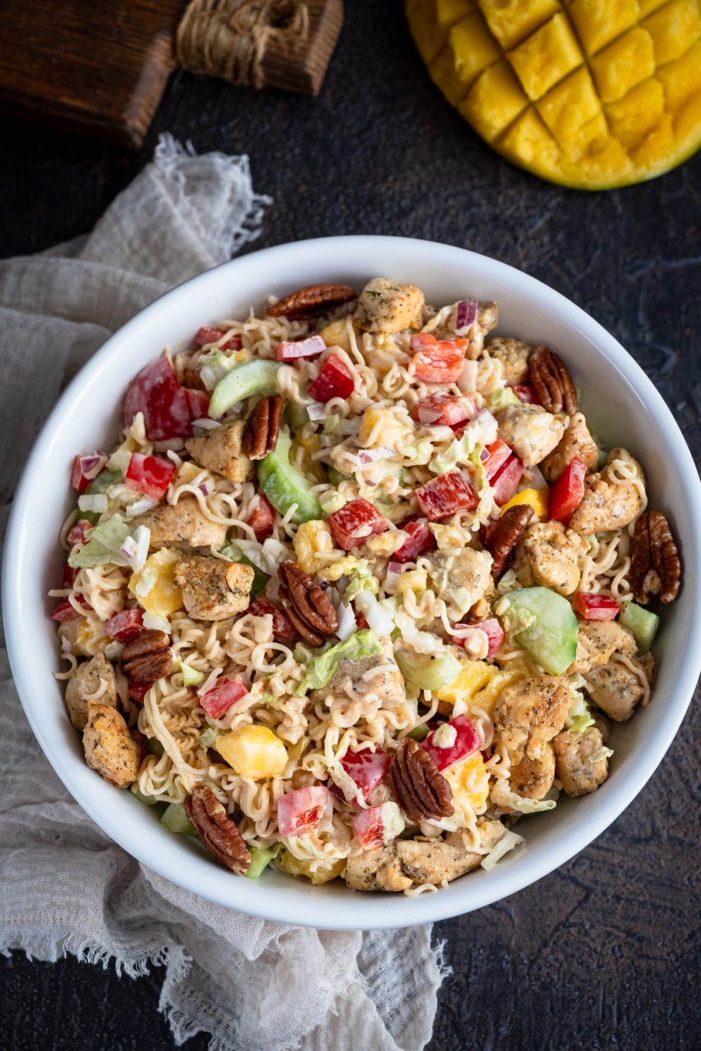 Sałatka z zupki chińskiej z mango i kurczakiem